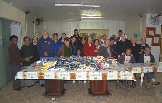 Faculdade doa 170 kg de alimentos à Creche do Idoso da Asfa alimentos