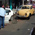 Idoso Passa Mal Ao Volante De Um Fusca E Atinge Carros Na Rua Amando