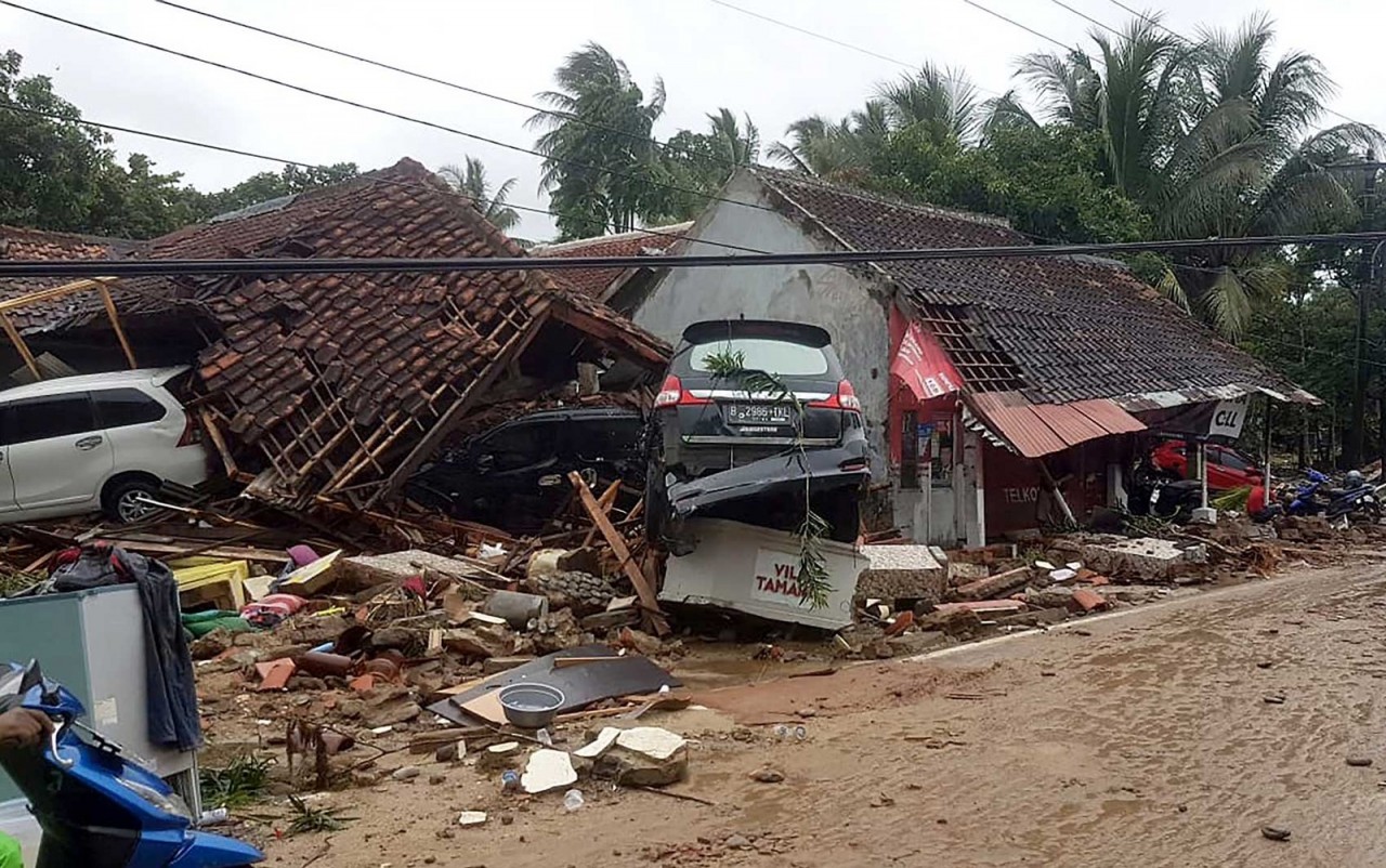 Número de mortos passa de 200 após tsunami na Indonésia Jornal