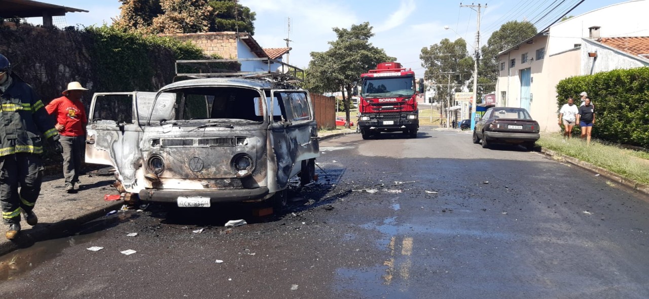 Kombi Fica Destru Da Ap S Pegar Fogo No Santa M Nica Em Botucatu