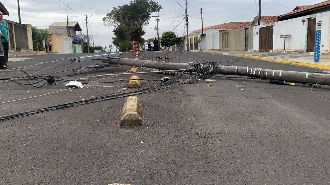 Caminh O Arrasta Cabos De Energia E Derruba Poste No Bairro