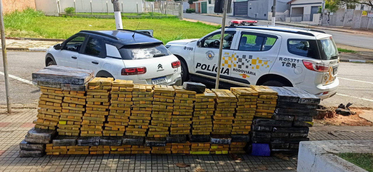 Tor Apreende Uma Tonelada De Maconha Em Carro Roubado Na Regi O