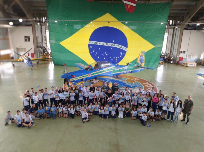 Alunos do Programa Patrulha da Paz visitam a Academia da Força Aérea e