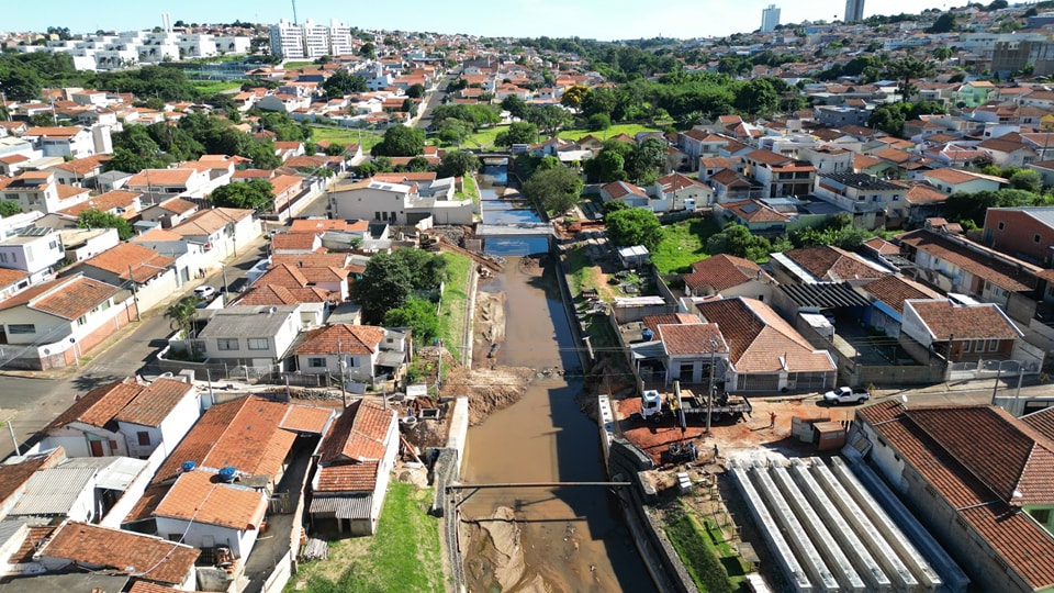 Vigas são colocadas em nova ponte na Rua Tonico de Barros em Botucatu