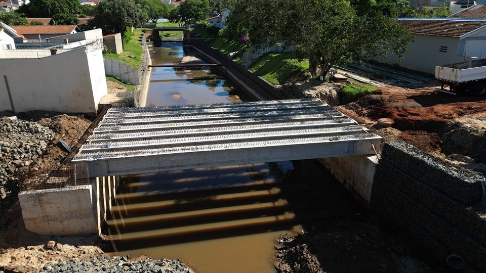 Vigas são colocadas em nova ponte na Rua Tonico de Barros em Botucatu