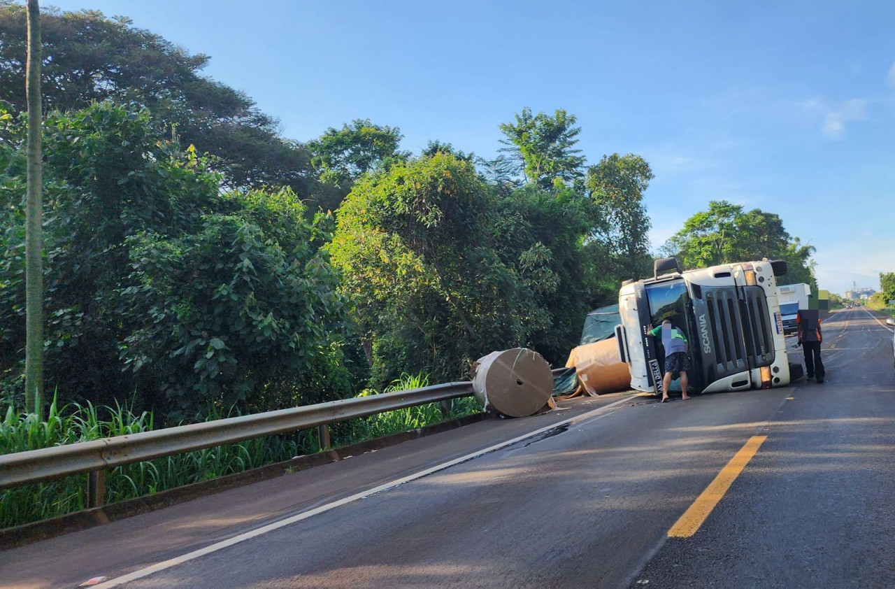 Carreta Tomba Em Rodovia De S O Manuel Jornal Acontece Botucatu