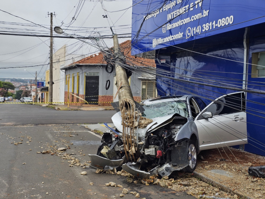 Carro Destr I Poste E Danifica A Rede El Trica Na Vila Dos Lavradores