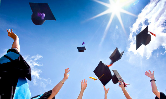 UMA BONITA SOLENIDADE DE FORMATURA DE SESSENTA NOVOS BACHARÉIS