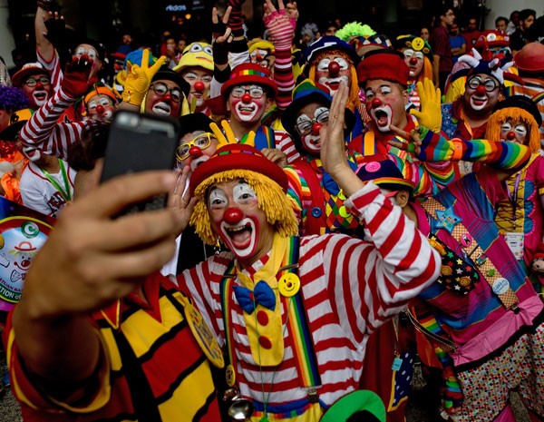 … TANTO RISO, OH QUANTA ALEGRIA; MAIS DE MIL PALHAÇOS NO SALÃO…