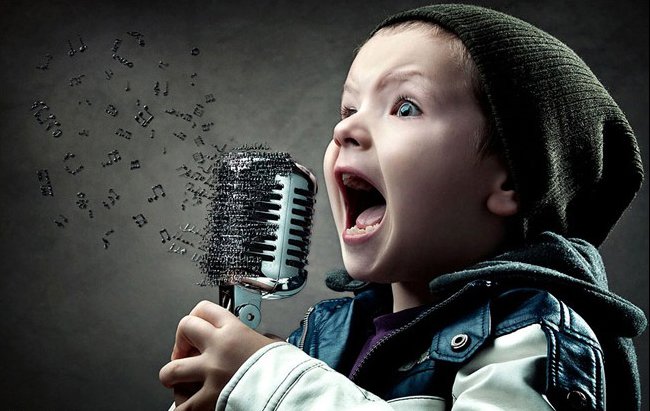 CRIANÇA FELIZ QUE VIVE A CANTAR…