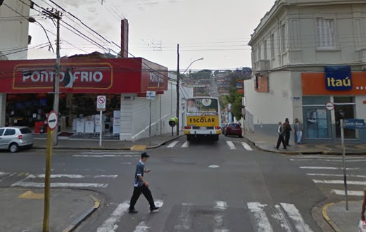 Senhora de 67 anos é roubada por dupla em moto