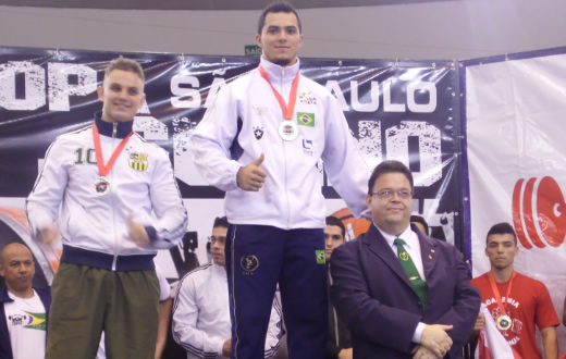 Atleta do supino levanta 200 kg na Copa São Paulo
