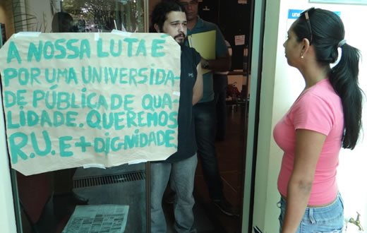 Alunos invadem a administração da Veterinária