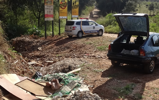 Descarte irregular de lixo flagrado em estrada municipal
