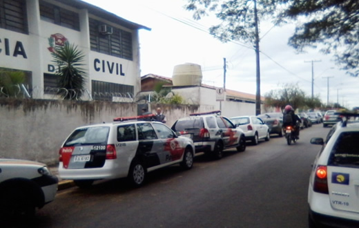 Transeunte é roubado em frente praça da igreja