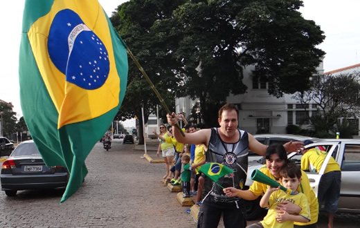 No sufoco, Brasil vence Chile e vai disputar as quartas de finais