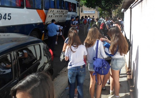 Universitários pleiteam auxílio nas despesas de viagem