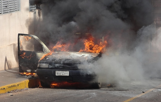 Incêndio em veículo em via pública  está sendo investigado