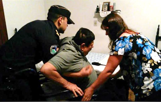 Programa a idosos da GCM presta ajuda a cadeirante