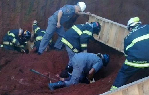 Trabalhadores são soterrados em obras de prédio