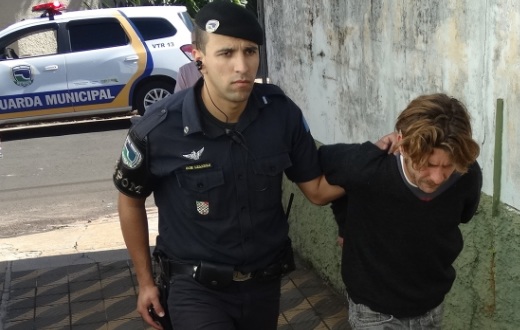 Rapaz é preso por fazer ameaças contra sua mãe