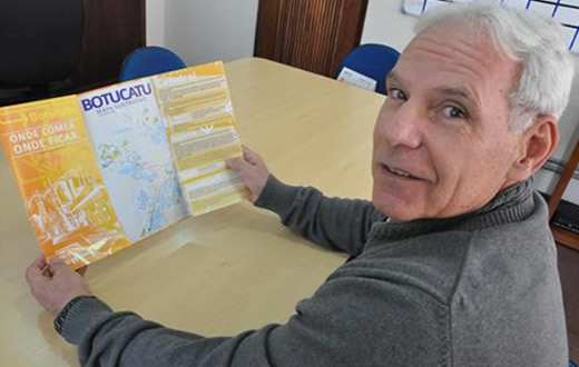 Folder orienta turistas onde comer e se hospedar