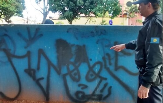 Trio é surpreendido pichando em praça pública