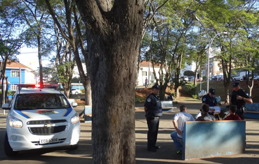 GCM flagra uso de maconha na Praça do Paratodos