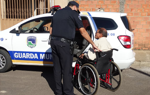 Programa social da GCM leva cadeirante ao Fórum