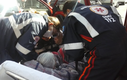 Idosa é deixada em carro sob forte calor na Rua Amando
