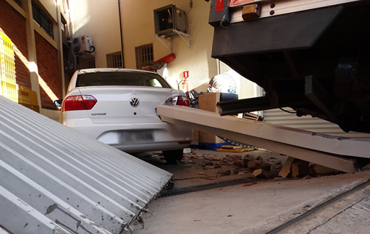 Caminhão perde freio e invade prédio do Correios