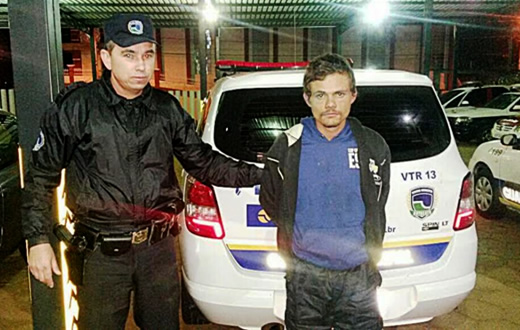 Rapaz é preso acusado de furtar janela de casa