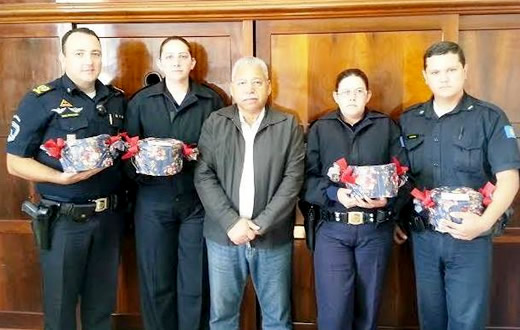 Agentes municipais recebem presentes por salvar idosa