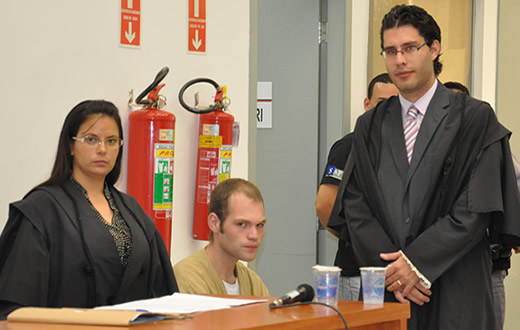 Júri absolve homem que desferiu 26 facadas em amante