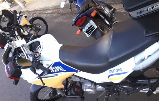 Menina é flagrada com motocicleta no cemitério