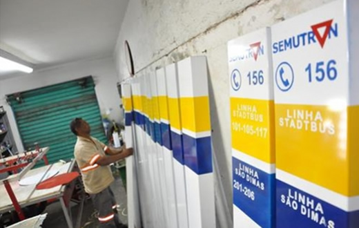 Nova sinalização em pontos de ônibus agrada usuários