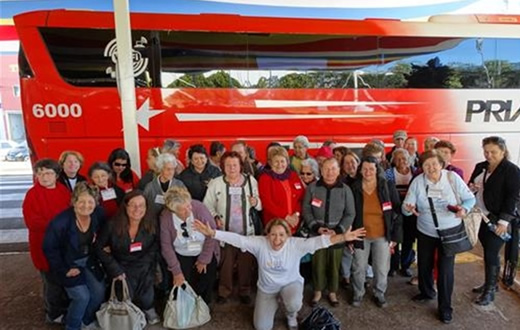 Idosos de Botucatu visitam Feira de Bordados de Ibitinga