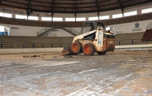 Ginásio Municipal de Botucatu troca piso da quadra