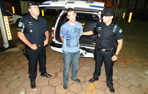 Rapaz é flagrado cometendo furto na Vila Pinheiro