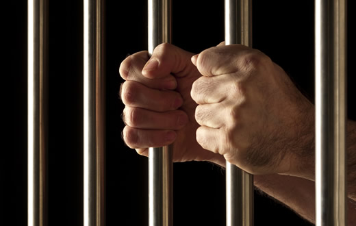 Rapaz é preso tentando furtar interior de veículo