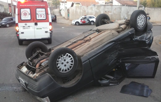 Carro se envolve em acidente e capota na pista