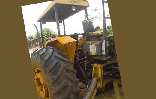 PM localiza trator furtado de fazenda em Anhembi