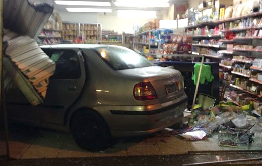 Carro sem controle estoura entrada de loja