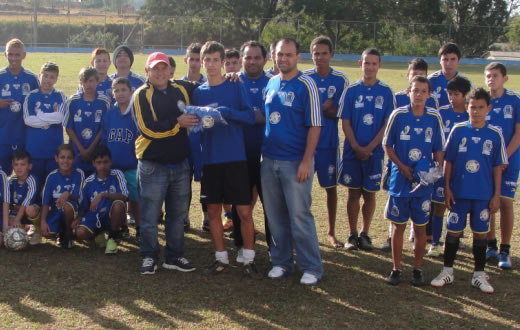 Clube entrega uniforme para alunos do projeto social
