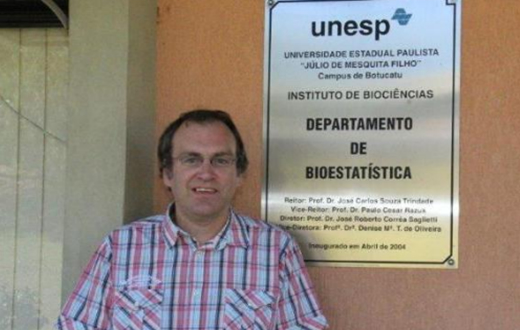 Professor de universidade da Inglaterra visita o IB