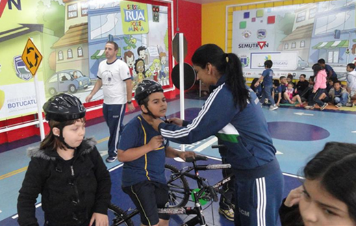 Programa orienta alunos sobre perigos no trânsito