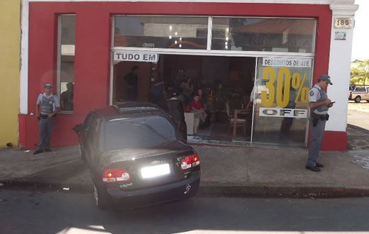 Motorista perde controle de carro e bate em loja