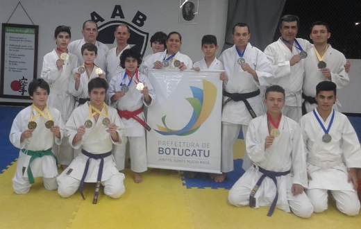 Karatê botucatuense obtém 22 medalhas em Piracicaba