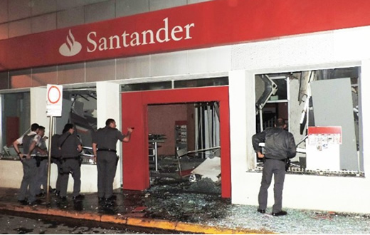 Quadrilha explode agência bancária em Conchas