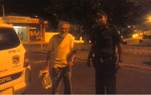 GCM presta auxilio a idoso desorientado